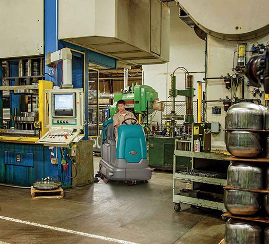 T12 Fregadora de suelo compacta de conductor sentado a batería alt 18